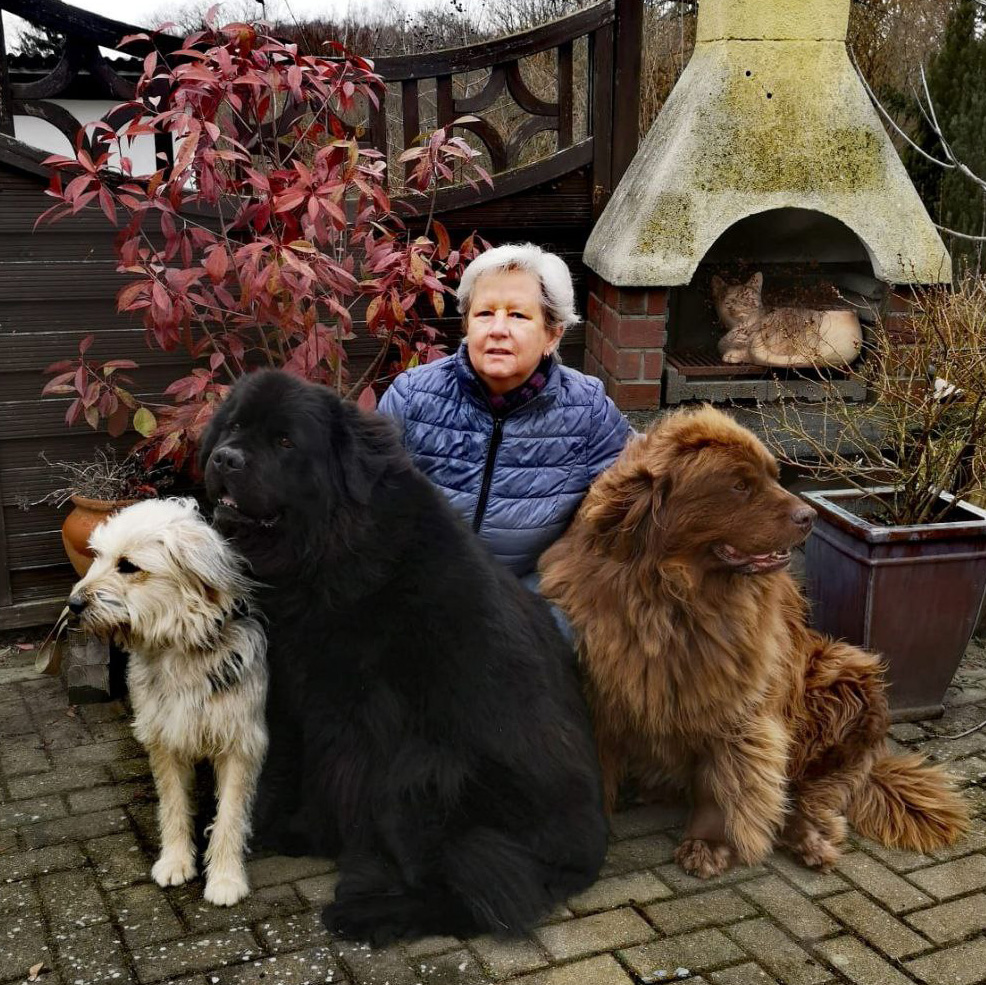 Karin mit ihren Hunden